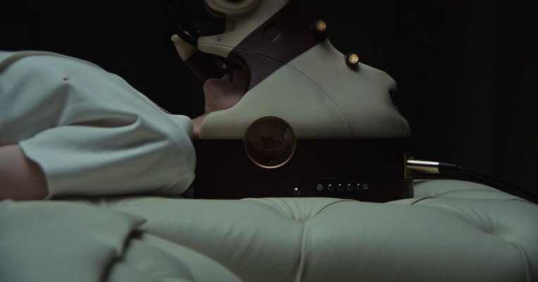 صاحب اختیار - پس‌زمینه