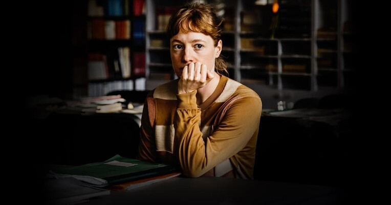 سالن معلمان - پس‌زمینه