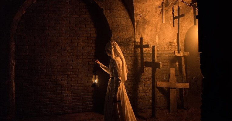 راهبه - پس‌زمینه