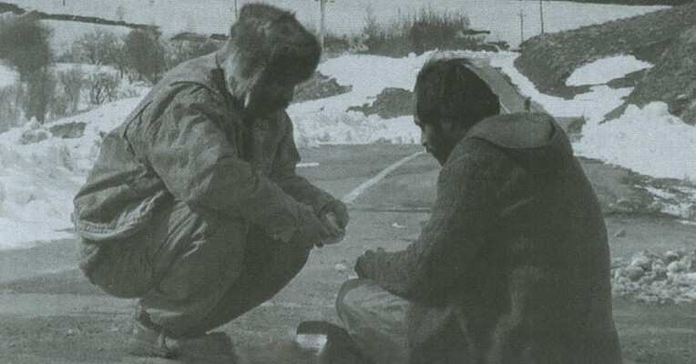 چند کیلو خرما برای مراسم تدفین - پس‌زمینه