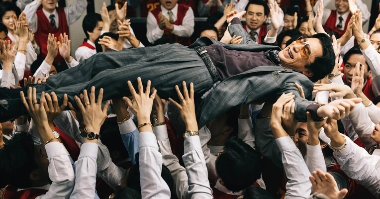 انگشت طلایی - پس‌زمینه