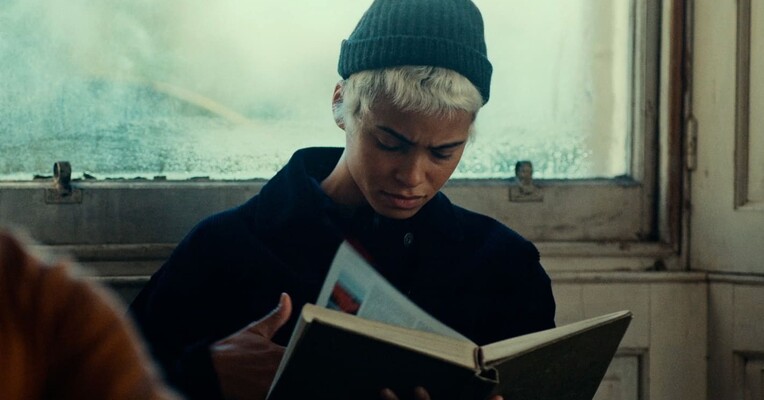 او انجام خواهد داد - پس‌زمینه