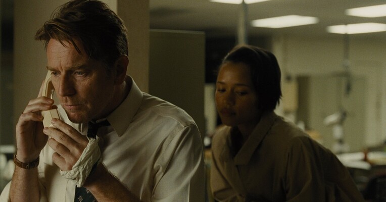 مادر، کاناپه - پس‌زمینه