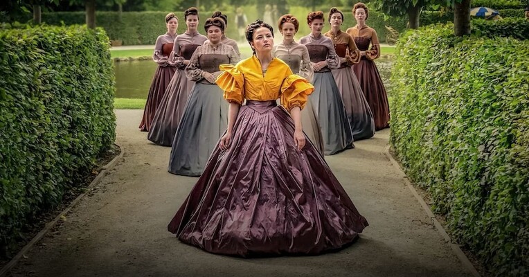 ملکه - پس‌زمینه