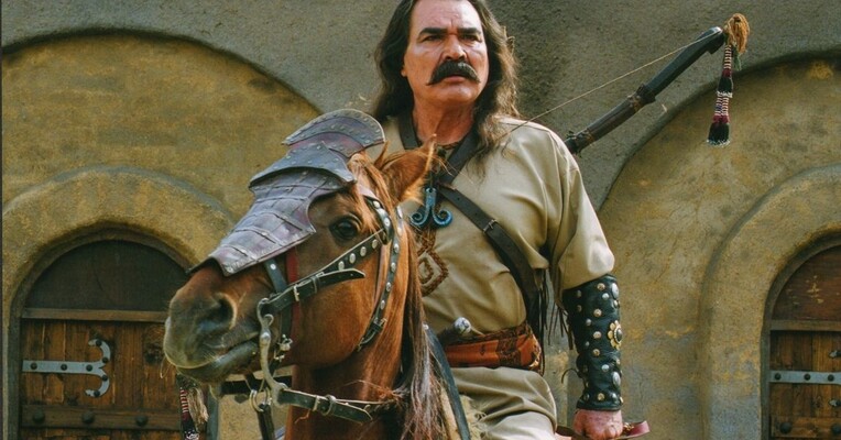 پرچم های قلعه کاوه - پس‌زمینه