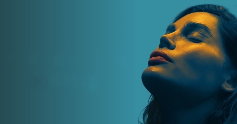 مونیکا - پس‌زمینه