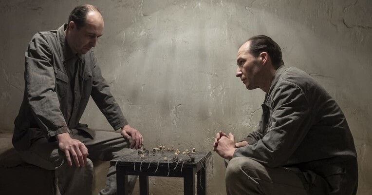 استاد بازی - پس‌زمینه