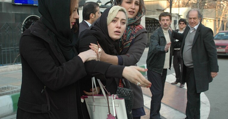 کارگر ساده نیازمندیم - پس‌زمینه