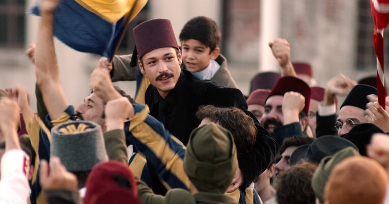 رنگ پیروزی - پس‌زمینه