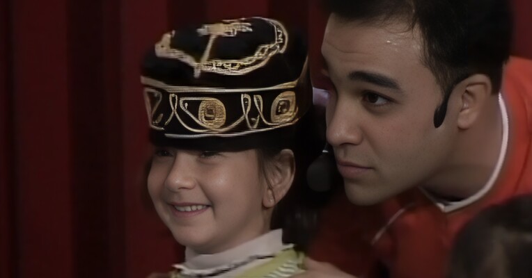 عمو خندون - پس‌زمینه