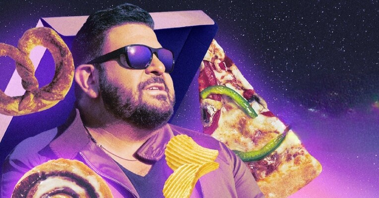 آدام خوراکی‌های دهه هشتادی می‌خورد - پس‌زمینه