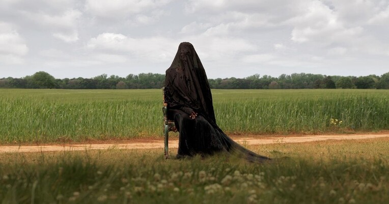 زنی در محوطه - پس‌زمینه