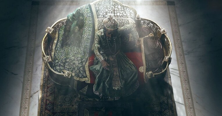 تاج: تقسیم شده با خون - پس‌زمینه