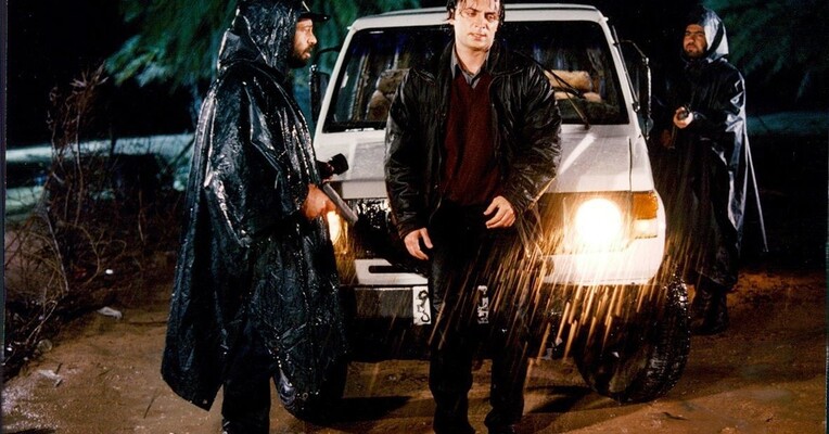 راز شب بارانی - پس‌زمینه