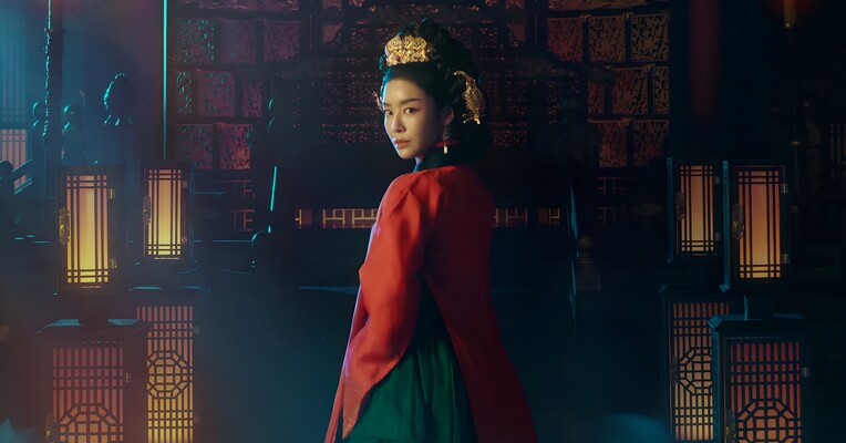 تاج‌ گذاری ملکه - پس‌زمینه