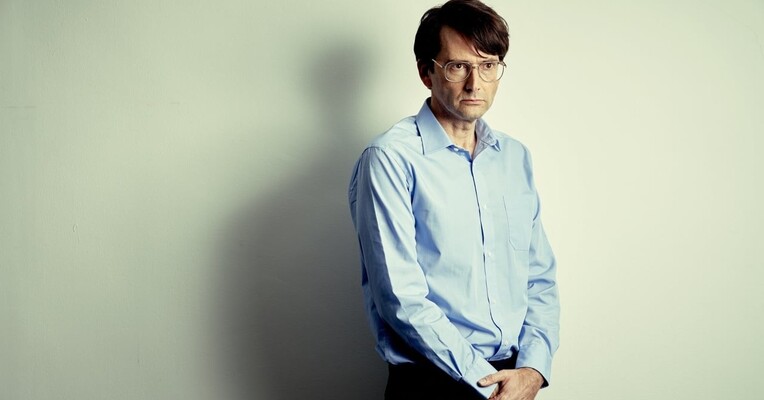 دس - پس‌زمینه