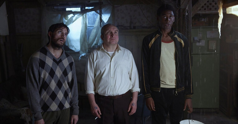 همه شیاطین اینجا هستند - پس‌زمینه