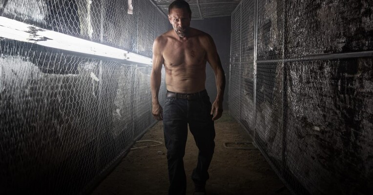 غرش از میان تاریکی - پس‌زمینه