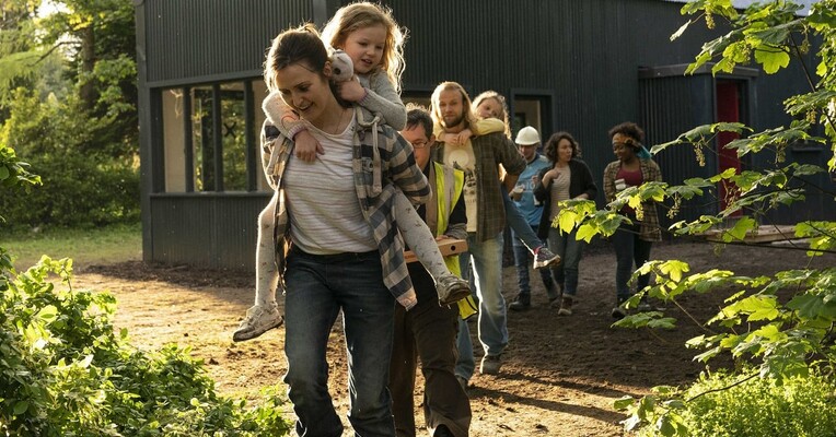 خودش - پس‌زمینه