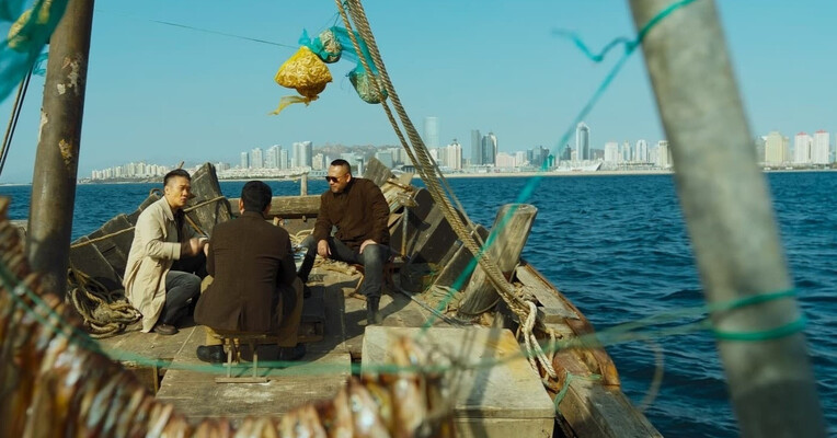 سه پسر پیر - پس‌زمینه