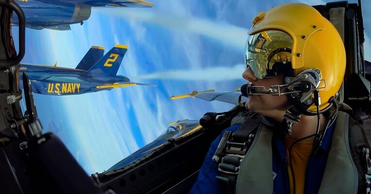 فرشته های آبی - پس‌زمینه