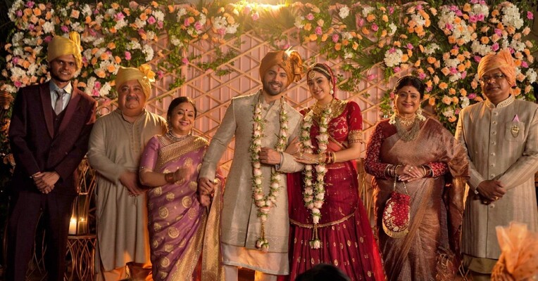 هیاهو - پس‌زمینه