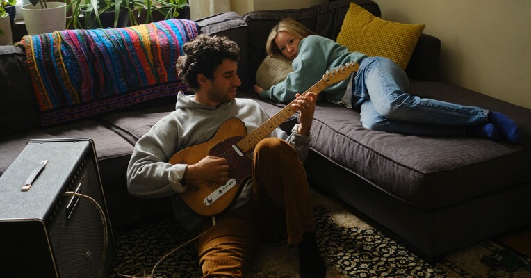 مت و مارا - پس‌زمینه