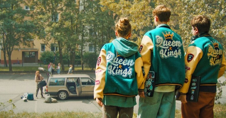 2 خیلی پیر برای افسانه‌ها - پس‌زمینه