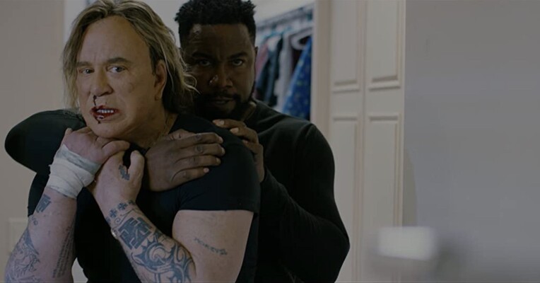 کماندو - پس‌زمینه