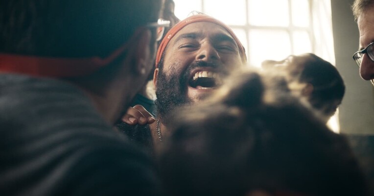 قهرمان‌ ها - پس‌زمینه