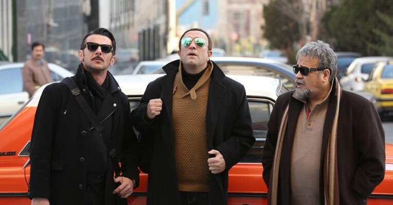 سه بیگانه - پس‌زمینه