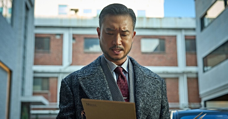 مانتیس - پس‌زمینه