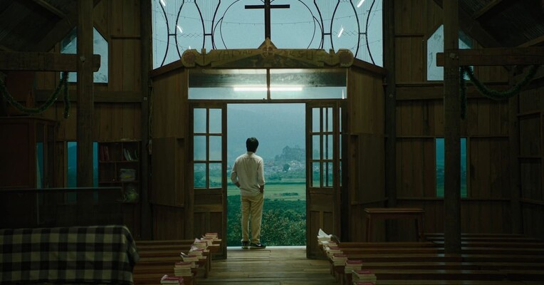 درون پوسته پیله زرد - پس‌زمینه