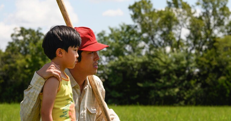 میناری - پس‌زمینه