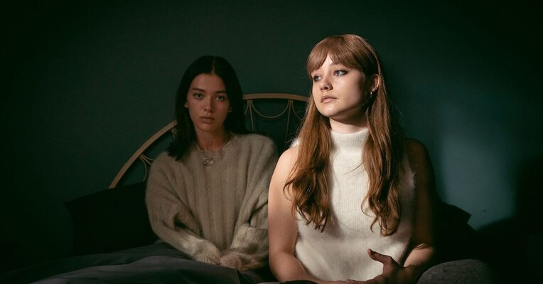 یک ضیافت - پس‌زمینه