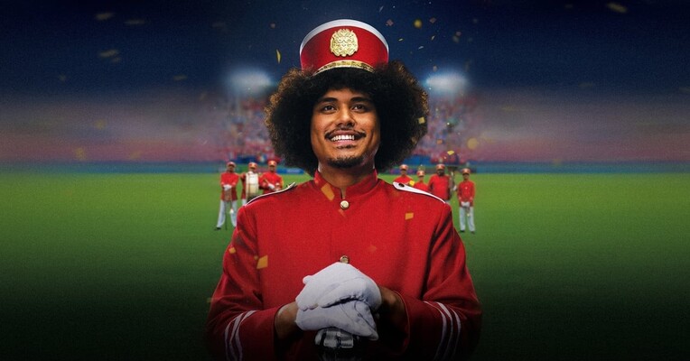 قرمز سفید و برنجی - پس‌زمینه