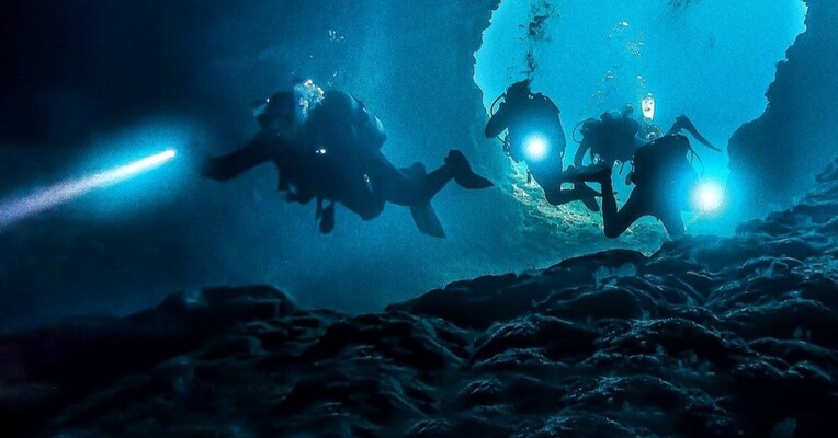 نجات از غار - پس‌زمینه