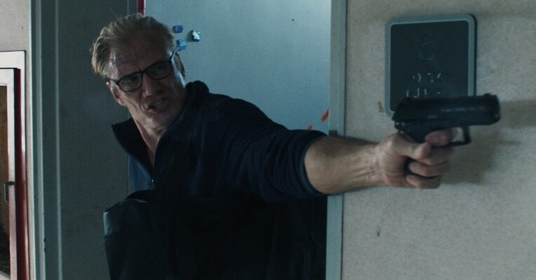 قلعه سقوط می کند - پس‌زمینه