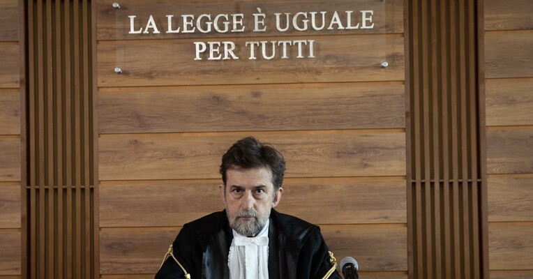 سه طبقه - پس‌زمینه