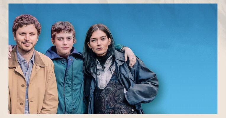 بزرگسالان - پس‌زمینه