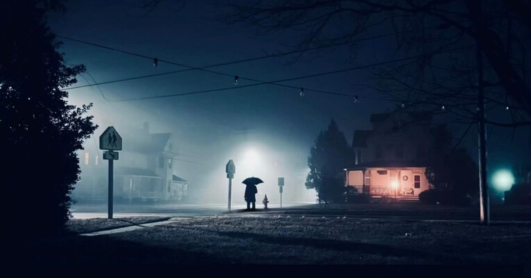 مردی با چتر سیاه - پس‌زمینه