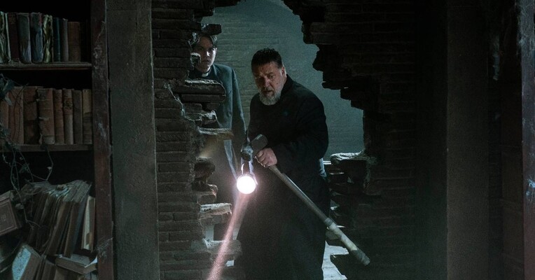 جن‌گیر پاپ - پس‌زمینه