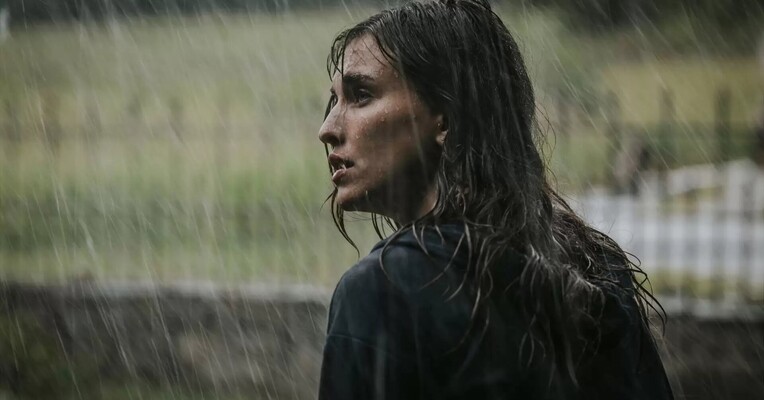 حبس شده - پس‌زمینه