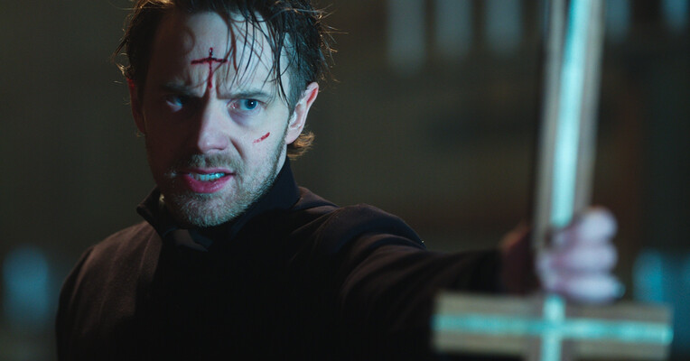 در سایه‌ی خدا - پس‌زمینه