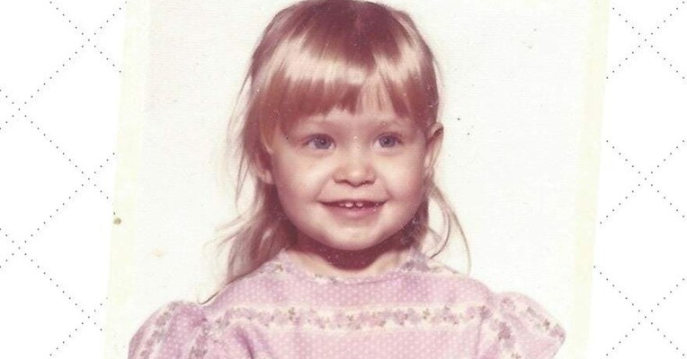 دختر درون عکس - پس‌زمینه