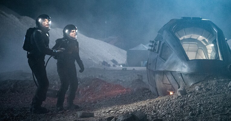 دور افتاده - پس‌زمینه