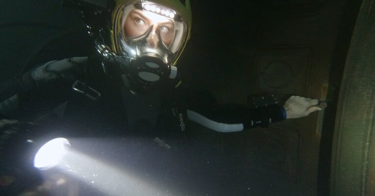 خانه ی عمیق - پس‌زمینه