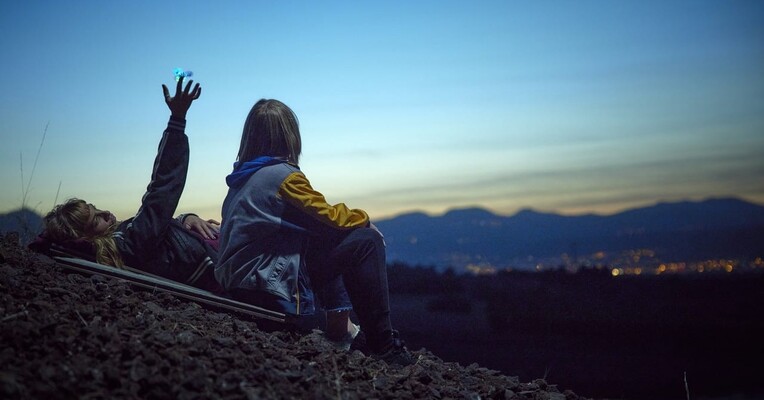 در همین حین در زمین - پس‌زمینه