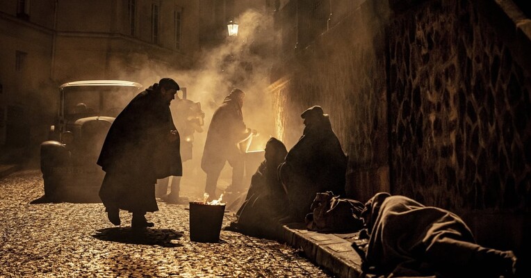 آبه پیر: یک قرن فداکاری - پس‌زمینه