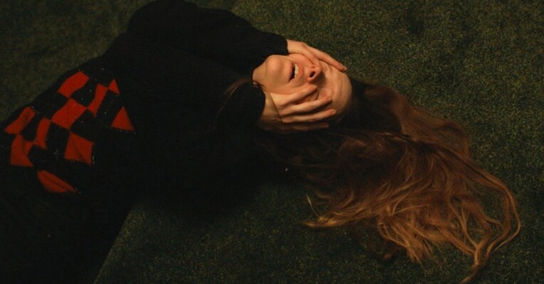 قدیسه ماد - پس‌زمینه